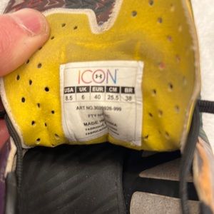 Under Armor Icon women’s cleat for Lacrosse or Soccer women’s 8.5